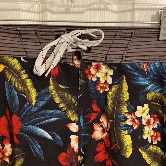 Carbon Men’s Board Shorts, Size 28, EUC, gently worn, no noted defects, stains - Picture 3 of 8